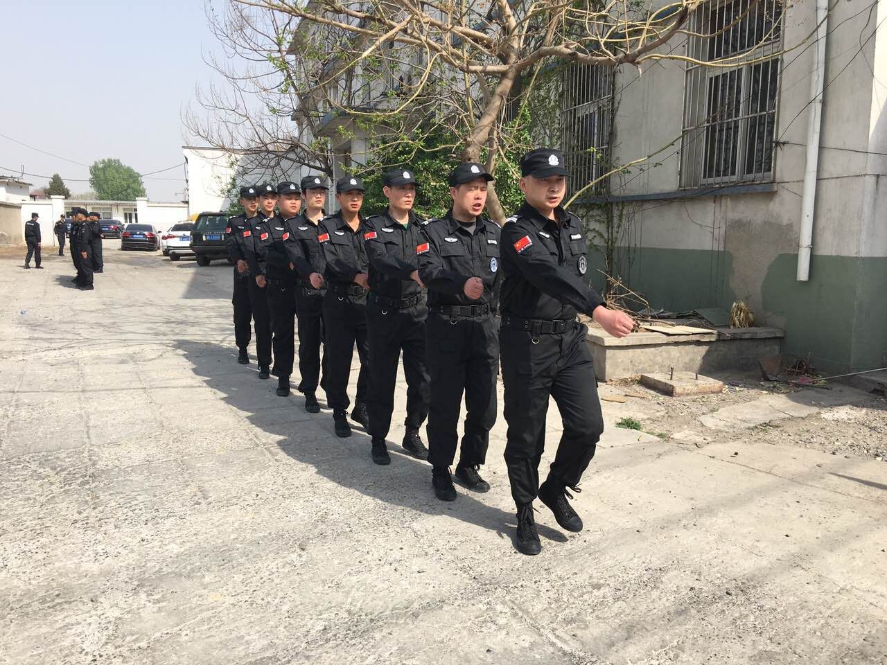 工业园区门岗执勤中_北京保安公司服务典范—京保通()